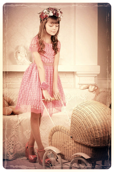 Ярко-розовое платье из ткани сеточка с вышивкой