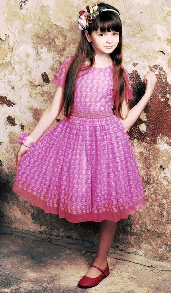 Ярко-розовое платье из ткани сеточка с вышивкой