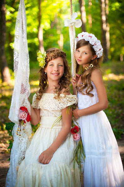 Белое батистовое платье для девочки с кружевом